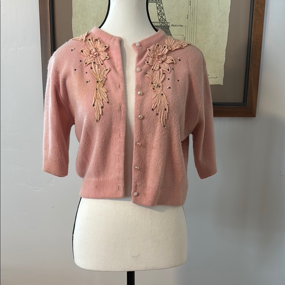 Vintage Dusty Pink Cropped Cardigan with Floral Embroidery